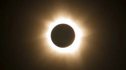 Pratite uživo pomračenje Sunca, nebeski spektakl počeo oko 19.27 sati