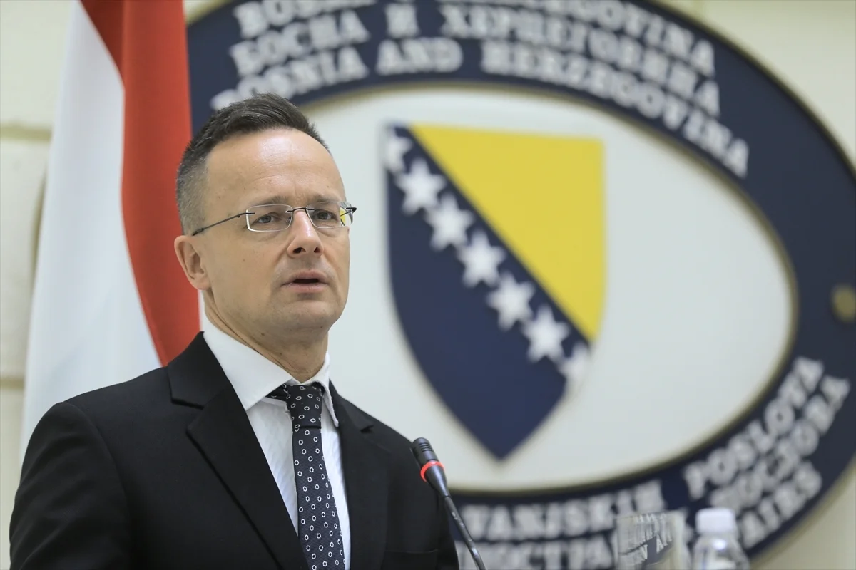 Privatni avioni za službena putovanja: Szijjarto prijavljen tužilaštvu