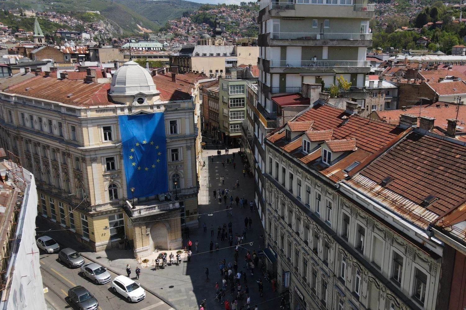 Izvan zidina, na ruševinama: Putnicima iz neobećanih zemalja sve gore i gore