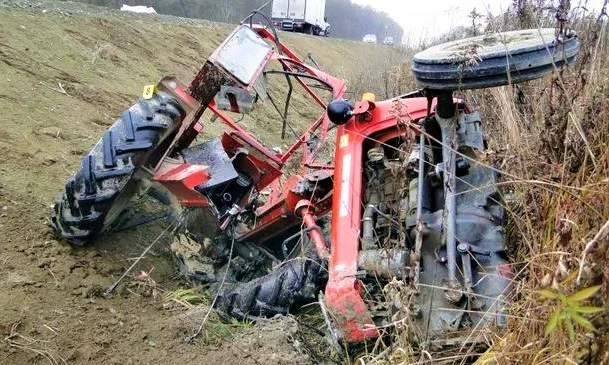 Strašna nesreća na bh. putu, voz udario u traktor, poginula jedna osoba