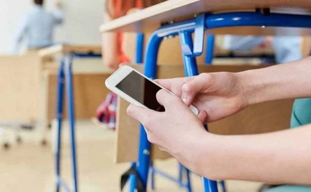 Još jedna država zabranjuje mobilne telefone u školama, na meti i društvene mreže