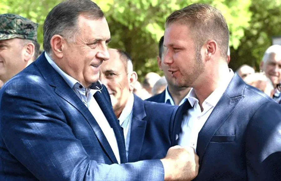 Umiljati Draško dvije stran(k)e sisa