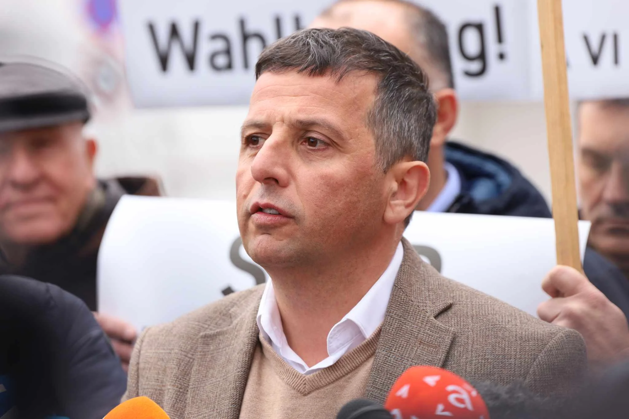 Nebojša Vukanović opet izbačen sa sjednice, vrištao je i psovao