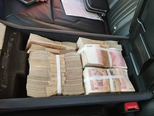 Detalji hapšenja policajaca u bh. gradu, reketirali djevojku, "pali" sa obilježenim kešom