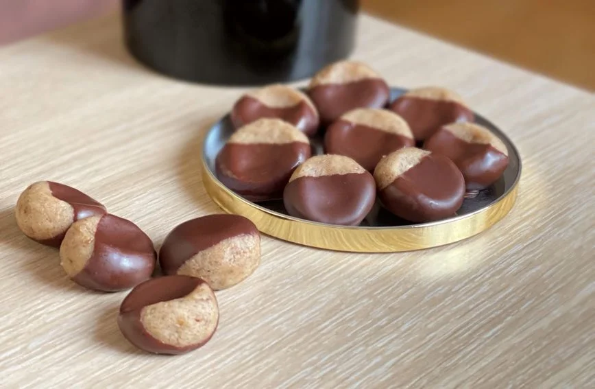 Pogledajte kako se pečeni kesteni lako gule uz jednu jednostavnu metodu