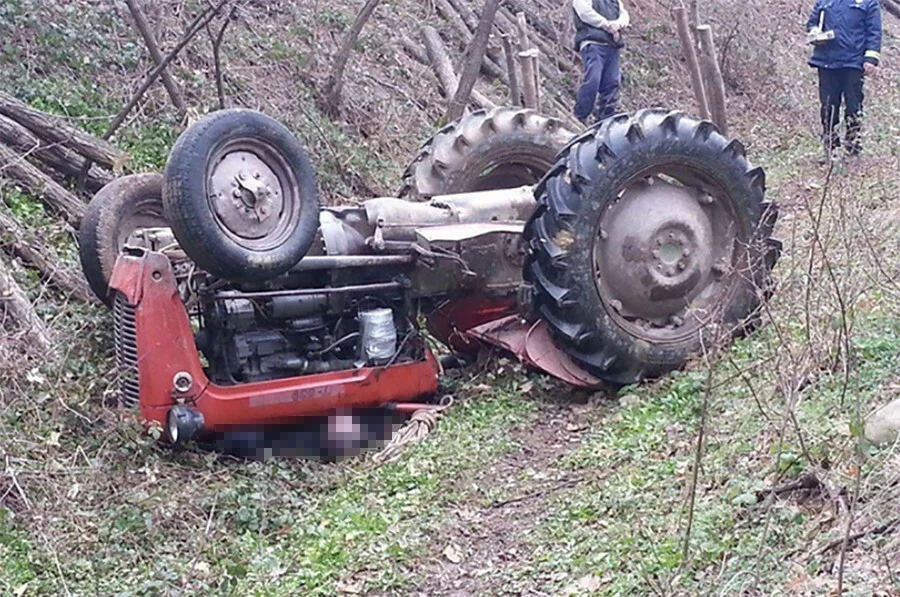 Teška nesreća kod bh. grada, muškarac poginuo u prevrtanja traktora