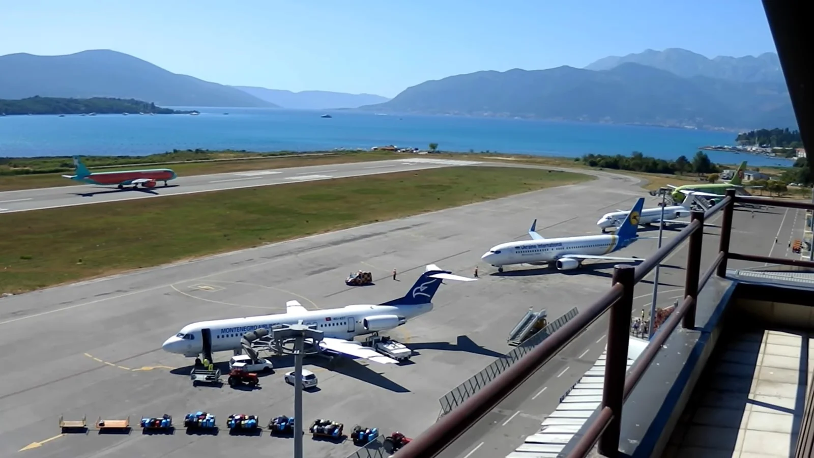 Nakon deportacije grupe iz Srbije kamenovan terminal Aerodroma Tivat