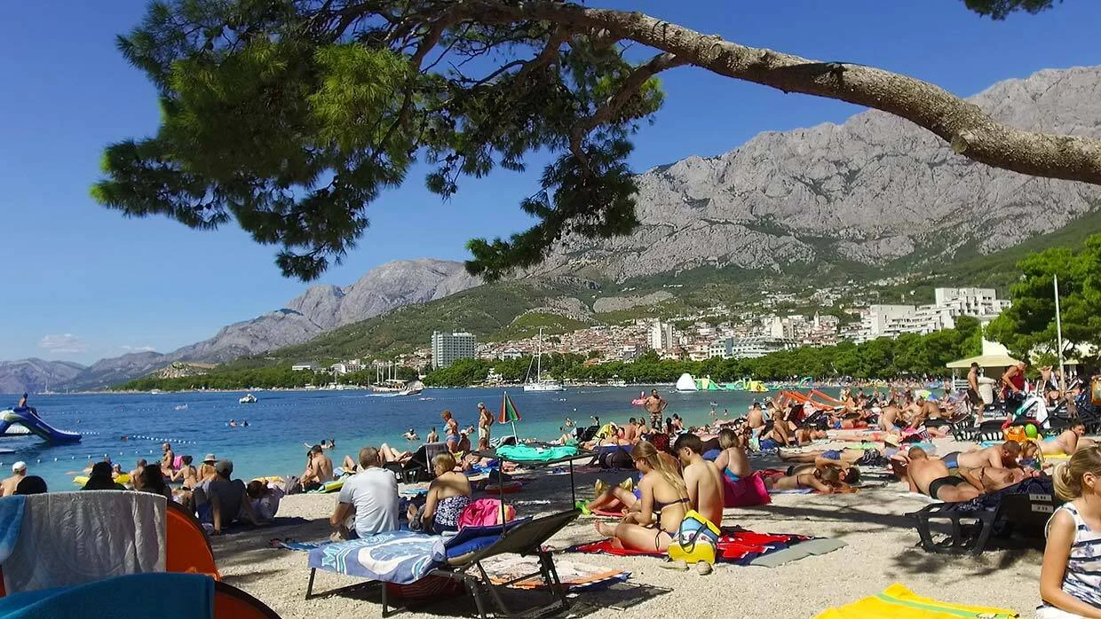 Nova pravila za turiste i građane, grad na Makarskoj rivijeri ograničio prodaju alkohola