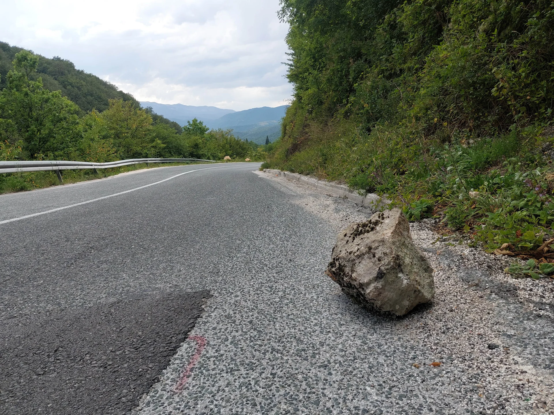 Obilne padavine uzrokuju čestu pojavu odrona na bh. cestama, kolovozi i dalje mokri