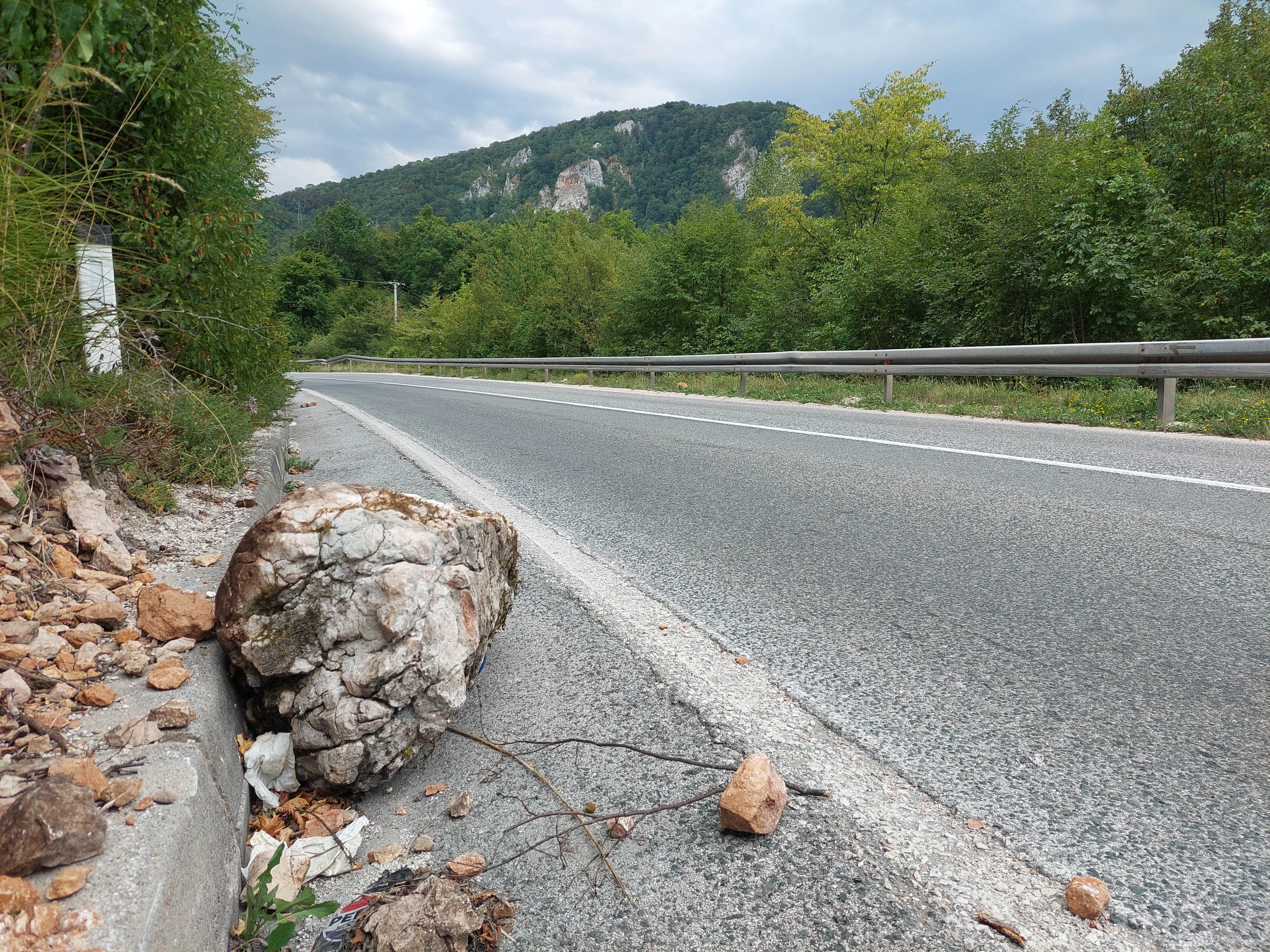 Vozači, oprez - kolovoz je jutros mokar, opasnost i od odrona