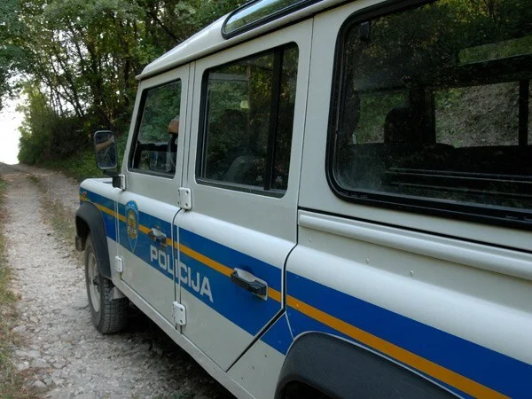 Tragedija u blizini bh. granice, dijete u Imotskom palo u bazen i utopilo se
