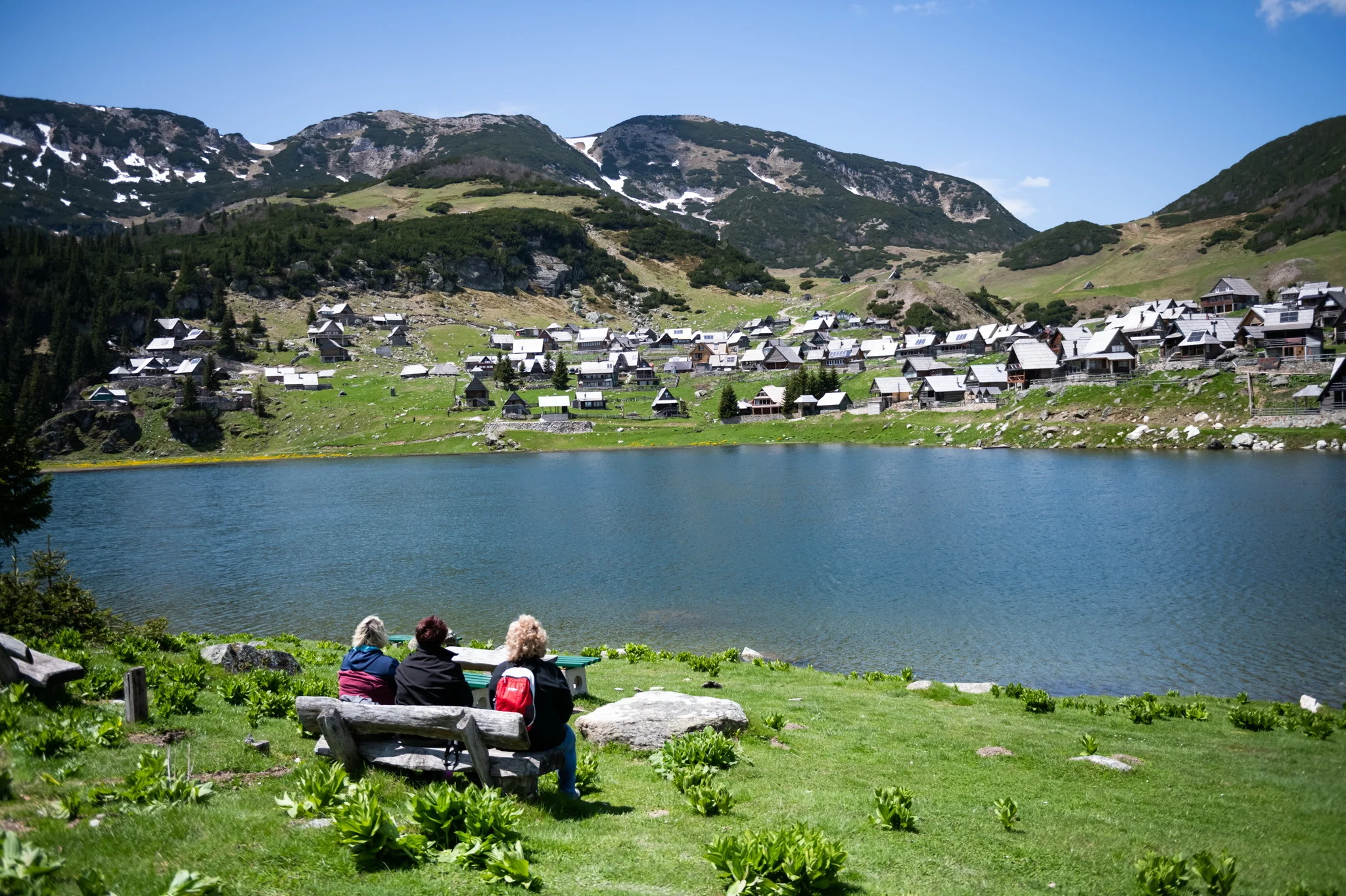 Ovo mjesto u BiH postalo hit među turistima: Kampuju uz jezero i bježe od vrućina