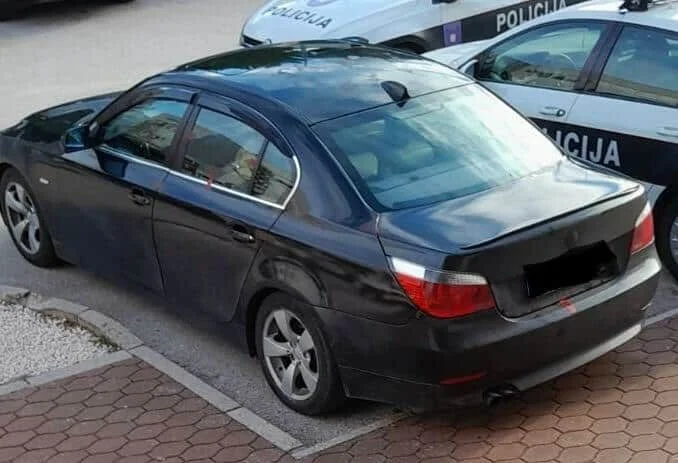 Vozač BMW-a osmislio sistem za zaobilaženje kazni, otkriven tokom rutinske patrole