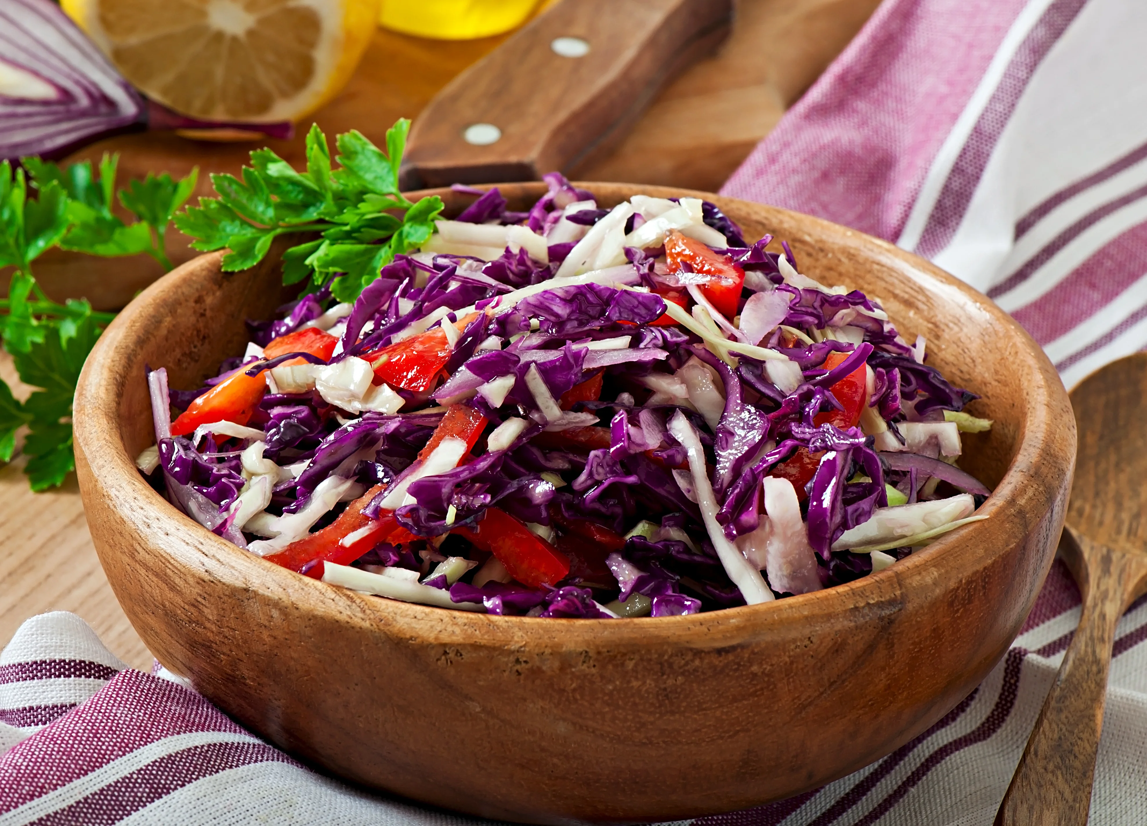 Prvo ulje pa sirće ili obrnuto? Evo kako se pravilno začinjava kupus salata