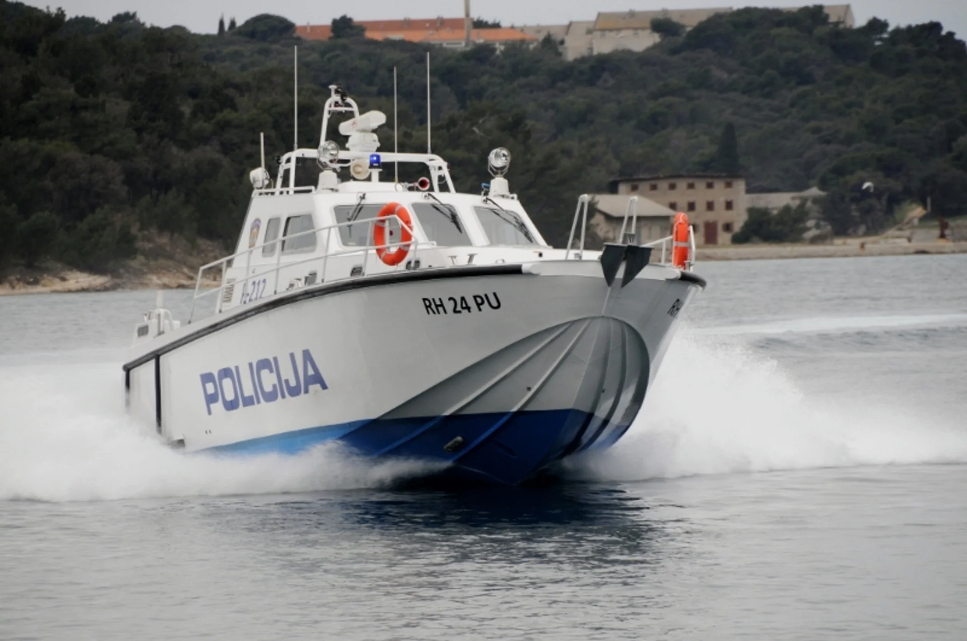 Teška nesreća kod Splita, sudarili se jedrilica i katamaran, ima nestalih
