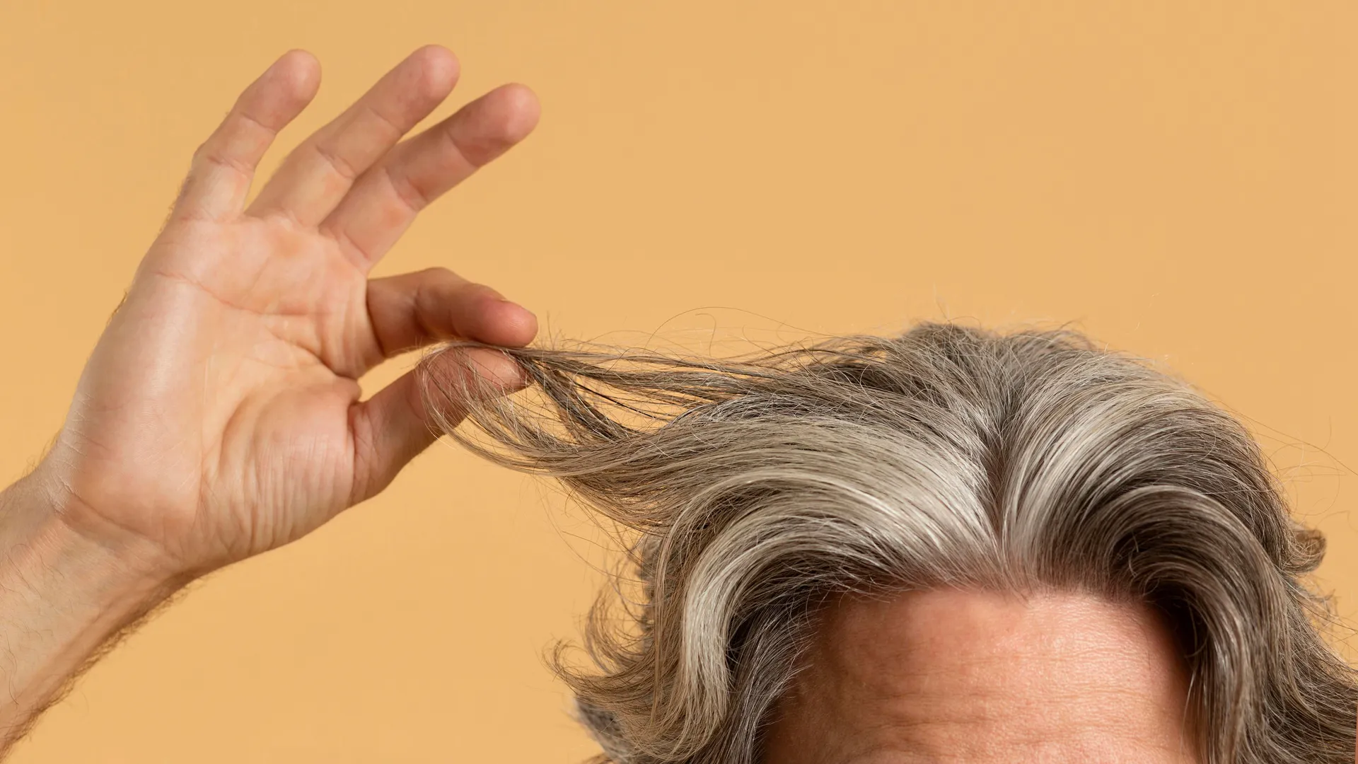 Ne treba vam frizerski salon, ovaj sastojak iz kuhinje može osvježiti sijedu kosu