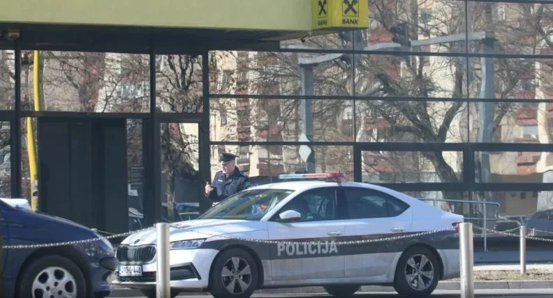 Passatom sletio sa puta pa se zakucao u dva parkirana kombija, teško je povrijeđen