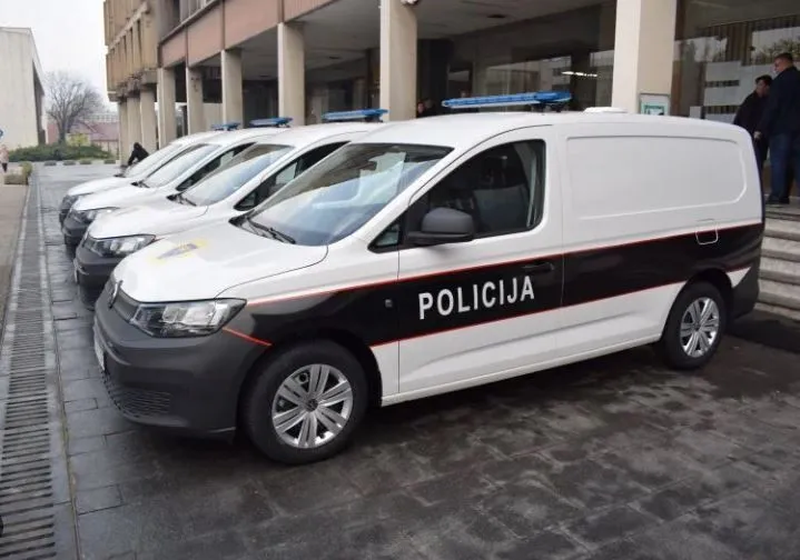 Intervenirali vatrogasci u Zenici, zapaljen automobil Opel, potraga za piromanom 