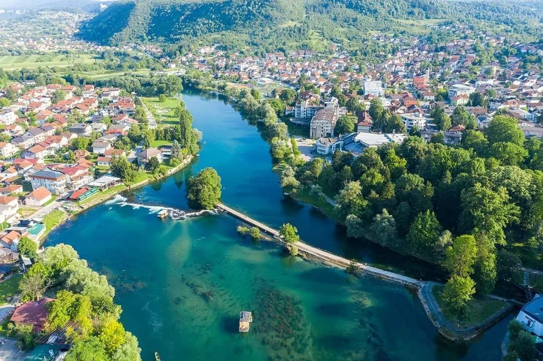 Bh. grad smanjio primanja direktora gradskih preduzeća i ustanova, neki ostaju i bez 1.000 KM