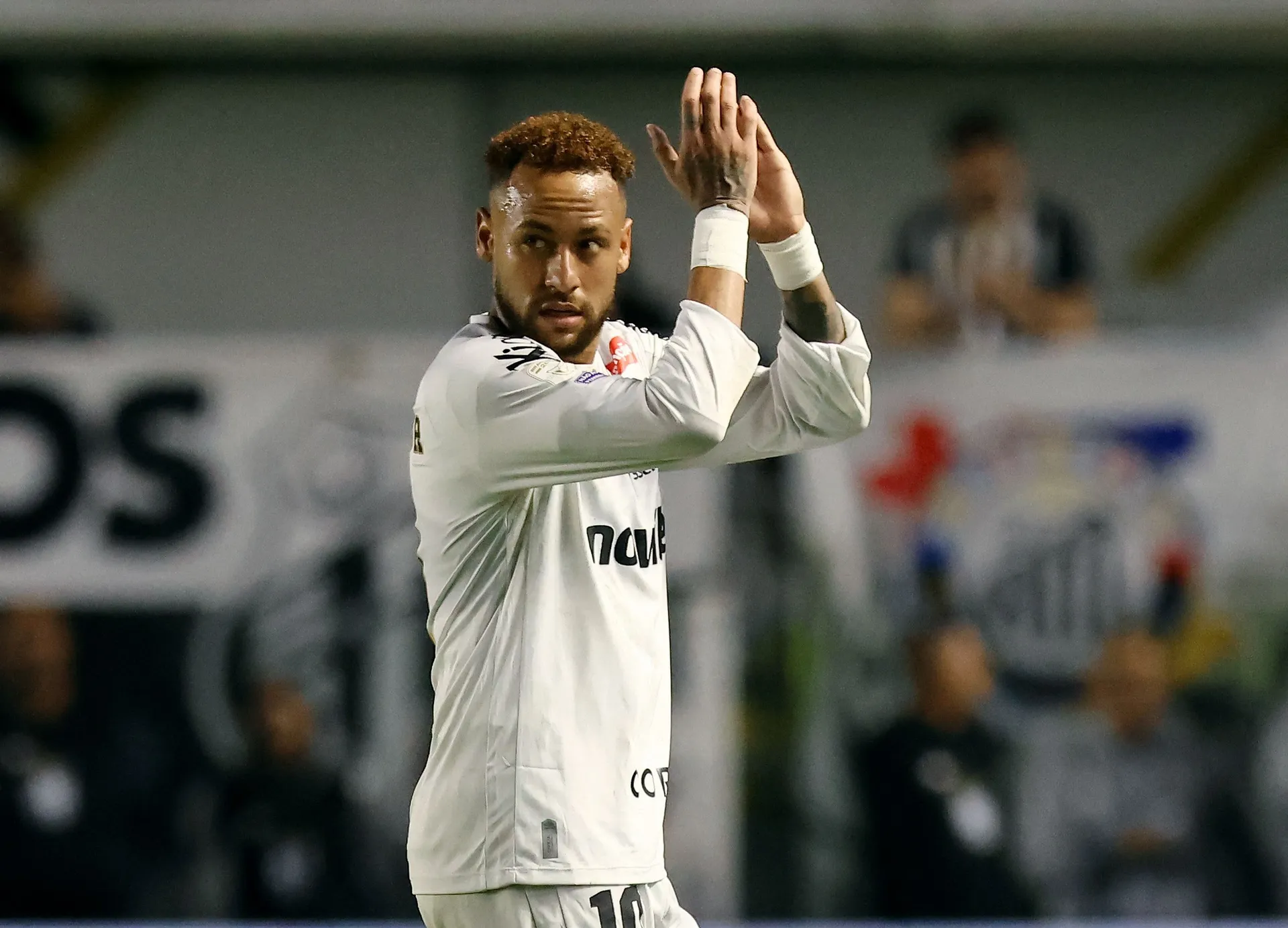 Soccer Football - Brasileiro Championship - Santos v Red Bull Bragantino - Estadio Urbano Caldeira, Santos, Brazil - May 10, 2026 Santos' Neymar applauds fans as he is substituted REUTERS/Thiago Bernardes