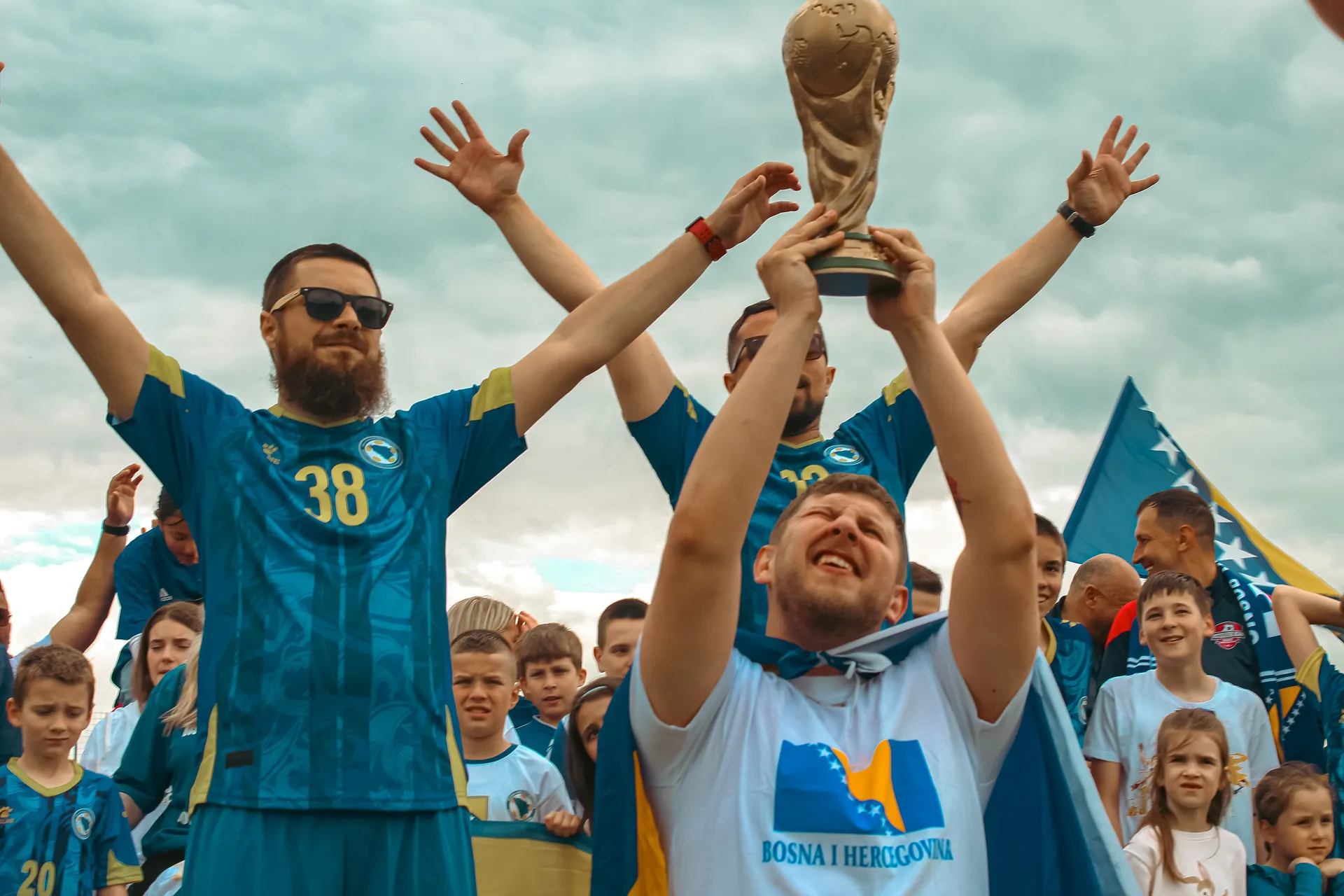 (VIDEO) Helem Nejse objavili pjesmu za fudbalsku reprezentaciju BiH: Svjetsko a naše!