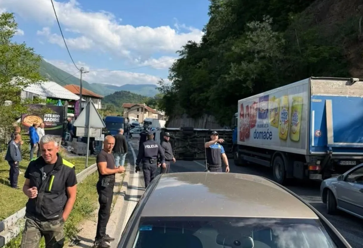 Detalji teške nesreće na putu M-17, petero povrijeđenih u žestokom trostrukom sudaru