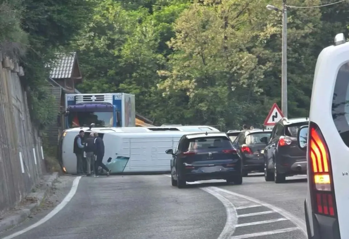(FOTO) Teška nesreća na putu M-17, minibus pun putnika se prevrnuo, saobraćaj obustavljen