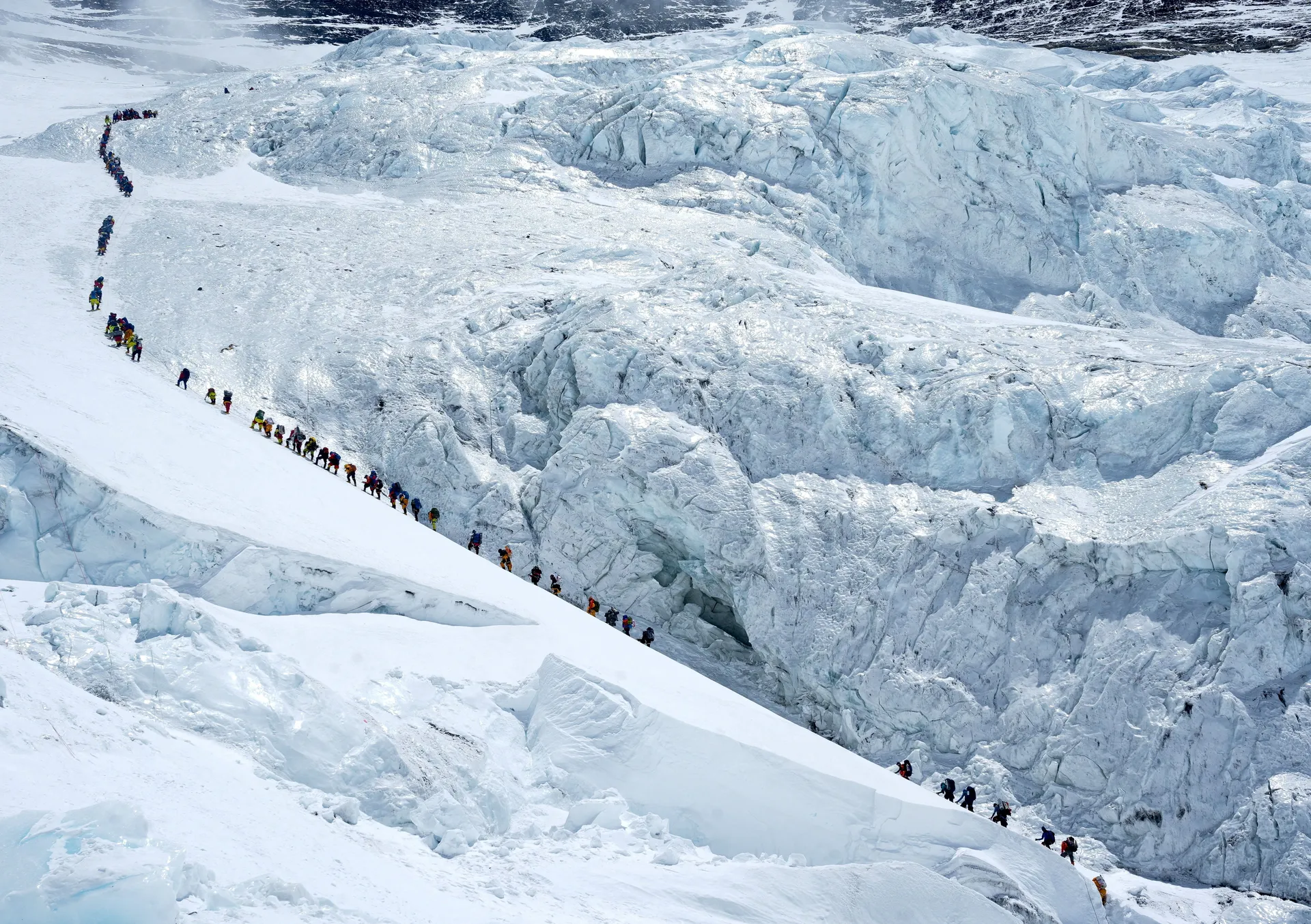 Rekord na Everestu - stotine planinara istog dana dostigle vrh