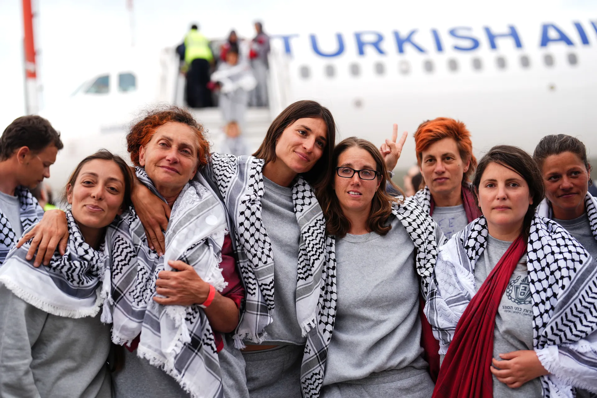  (FOTO) Aktivisti iz Globalne flotile za Gazu sletjeli u Istanbul - slika 13