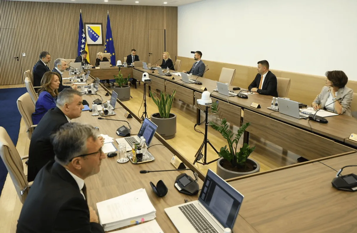 Veći budžet - veće plate državnim službenicima, Amidžić se iznervirao zbog Plana rasta