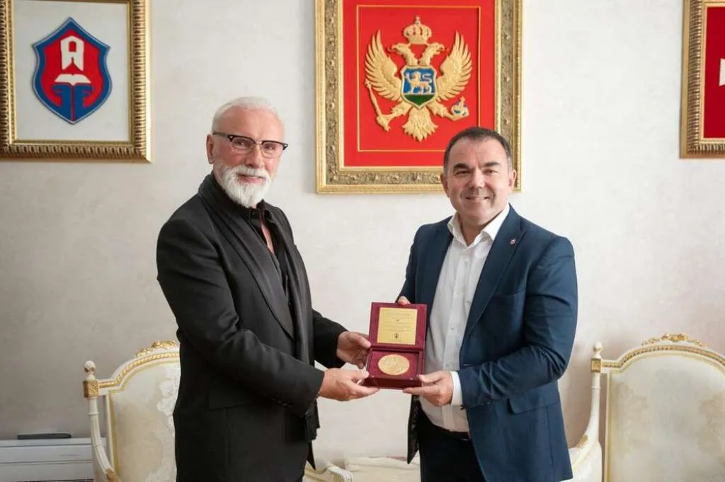 Cetinjani pokazali koliko cijene Dinu Merlina, pogledajte šta su uručili bh. čarobnjaku