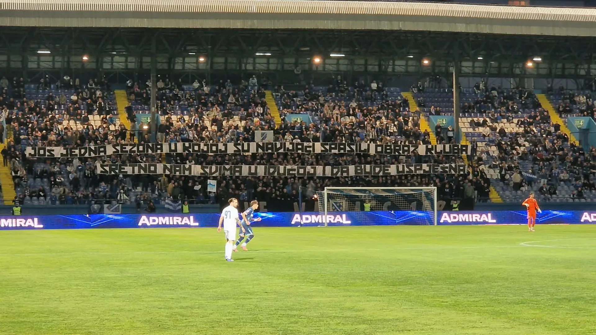 (FOTO) Manijaci iskazali nezadovoljstvo sezonom Željezničara: Navijači spasili obraz kluba