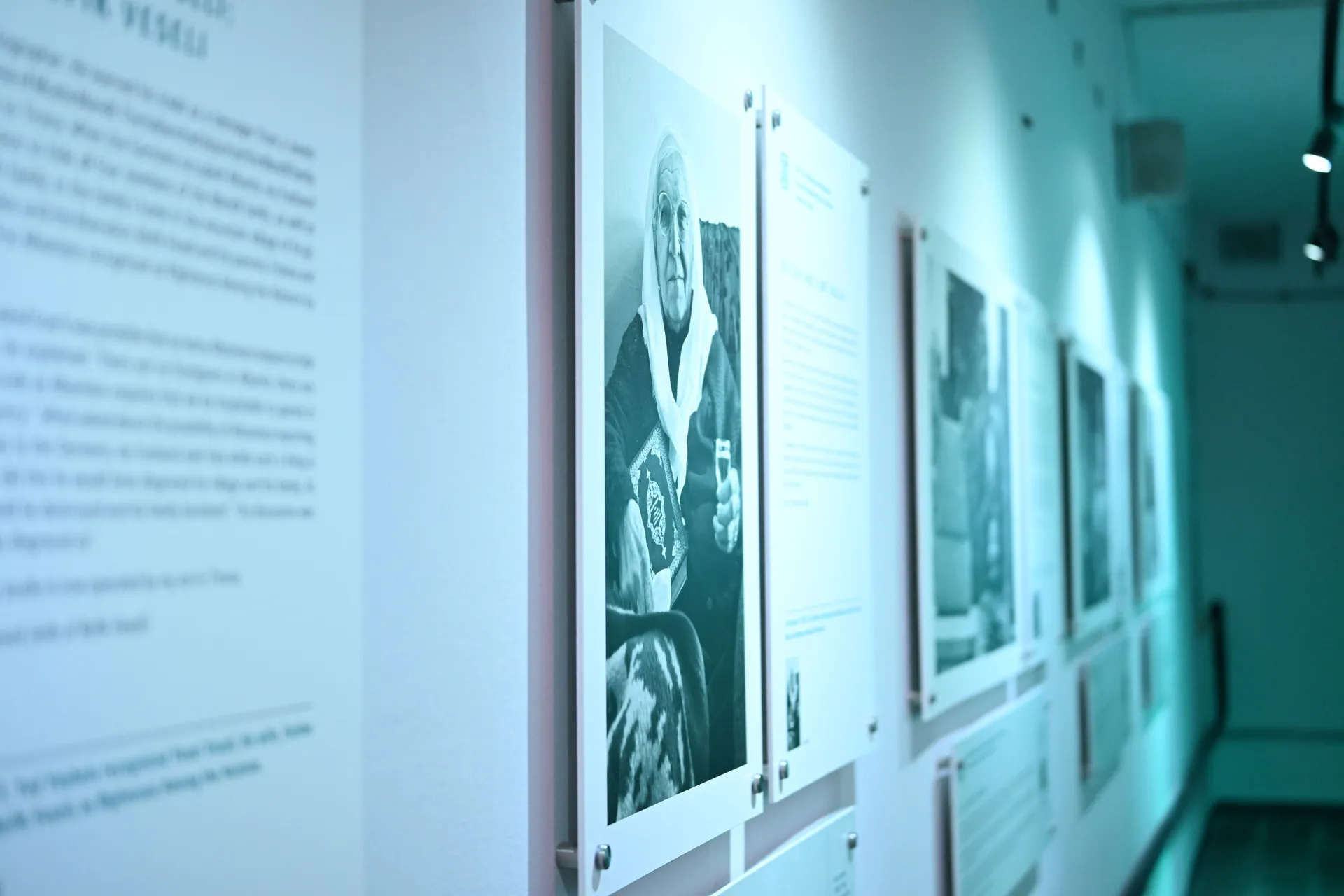 Izložene su i optičke iluzije uspoređene sa komunističkom propagandom kao i eksponat o Holokaustu