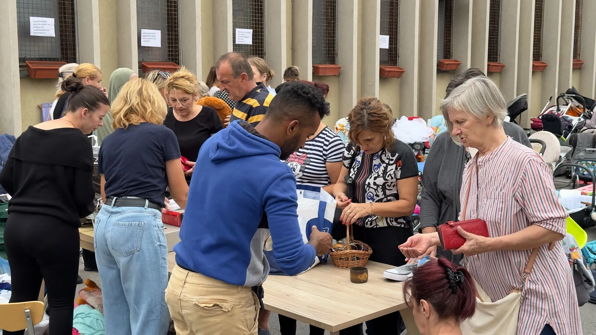 Od odjeće do knjiga, Pomozi.ba u subotu organizuje veliki humanitarni bazar