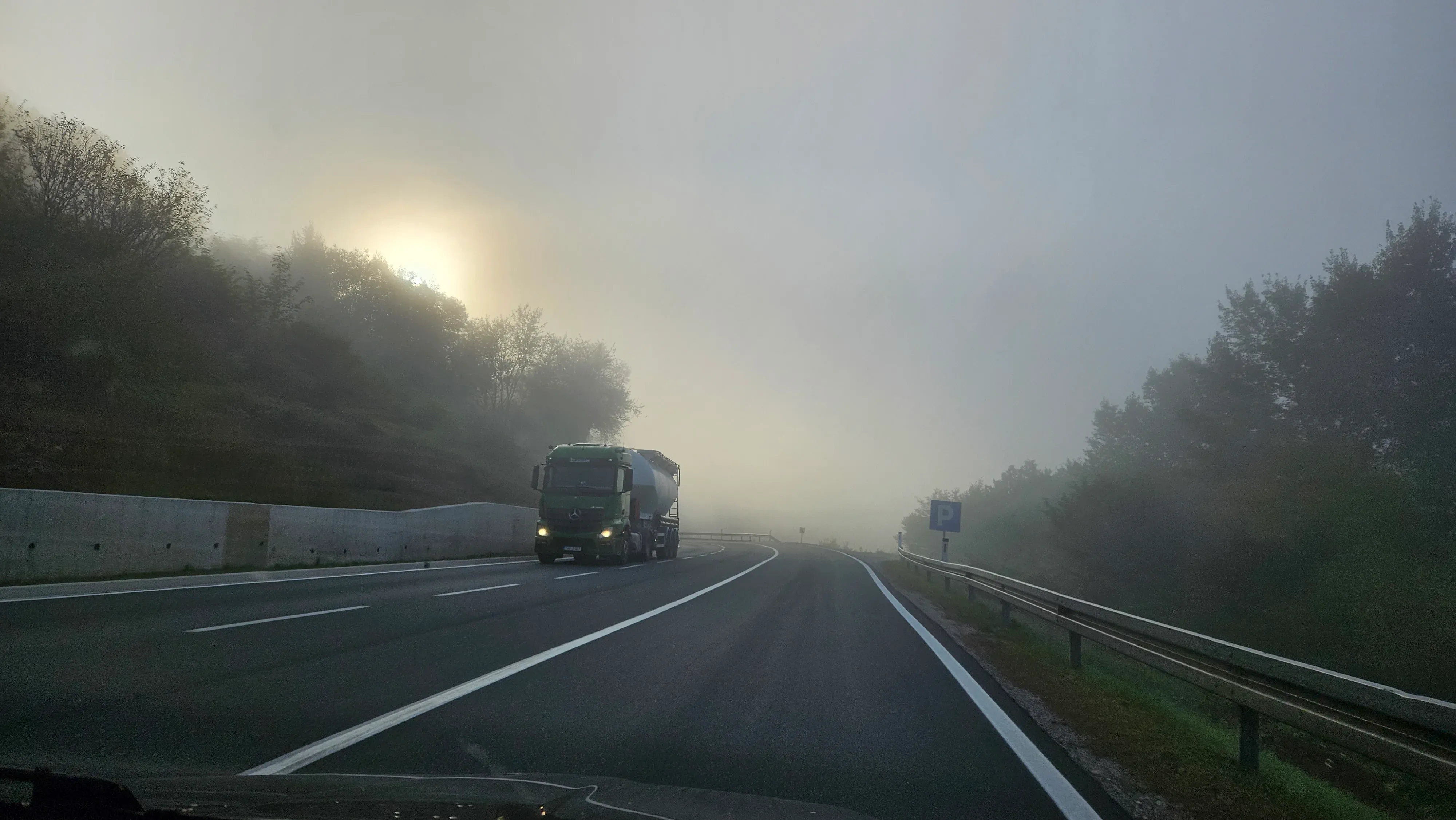 Magla usporava saobraćaj širom BiH, obustave i radovi na više dionica