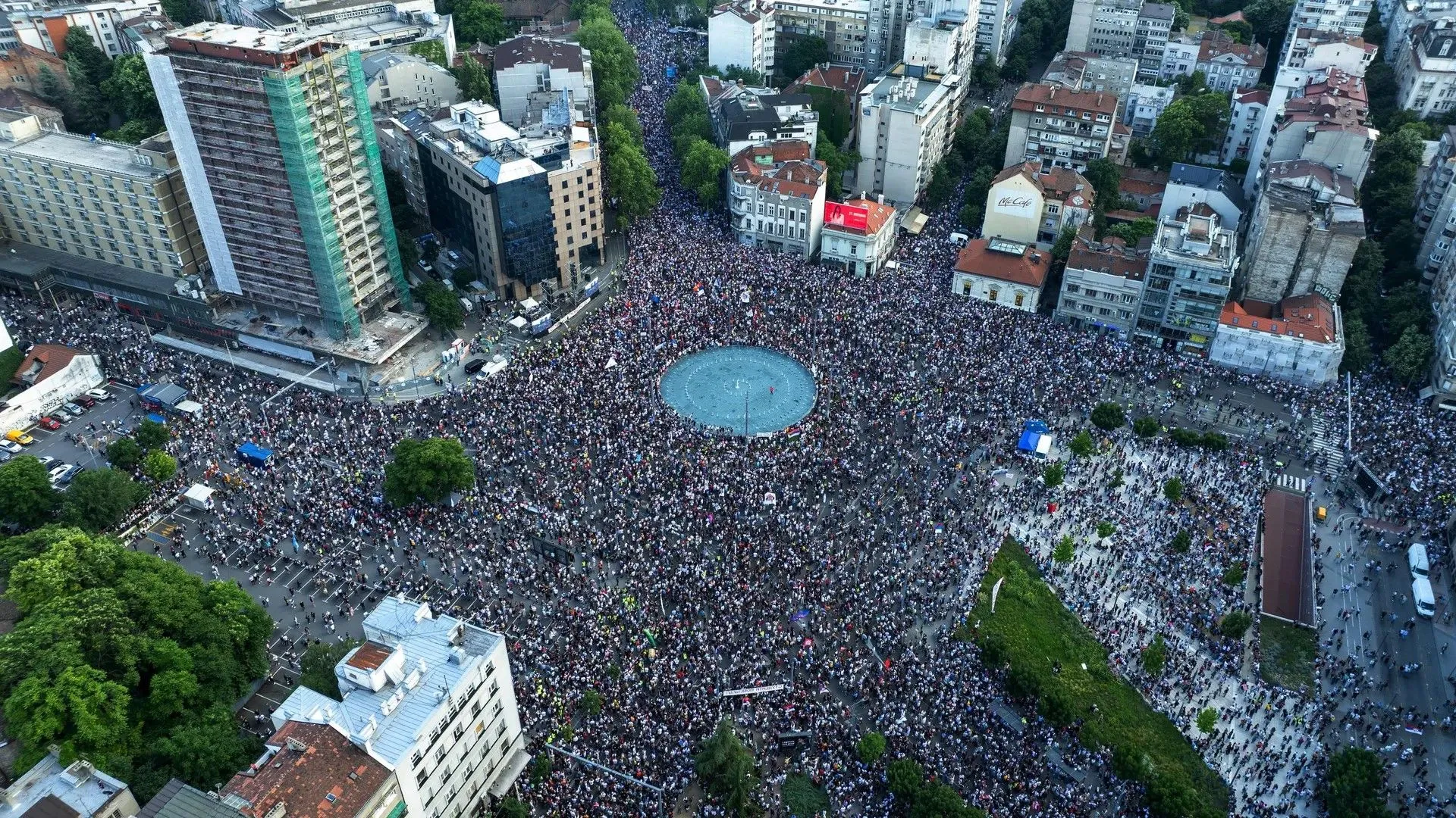 (VIDEO) Koliko je ljudi na protestima u Beogradu? Ogromna odstupanja u brojkama