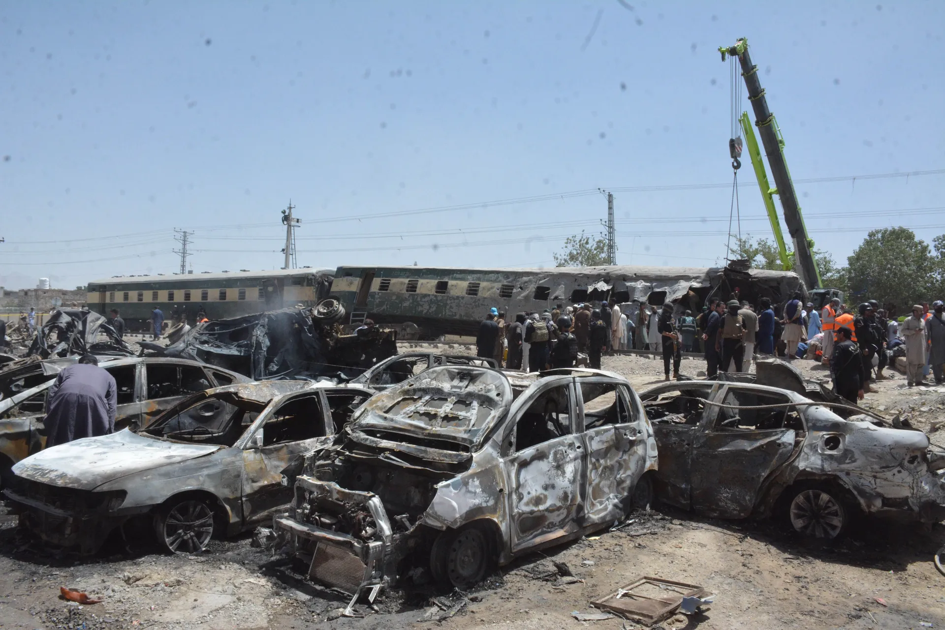 QUETTA, PAKISTAN - 24. MAJ: Najmanje 23 osobe su poginule, a još 70 je povrijeđeno u samoubilačkom bombaškom napadu usmjerenom na voz na jugozapadu Pakistana u nedjelju, rekli su policijski izvori za Anadolu.Prema izvorima, osumnjičeni bombaš samoubica, z