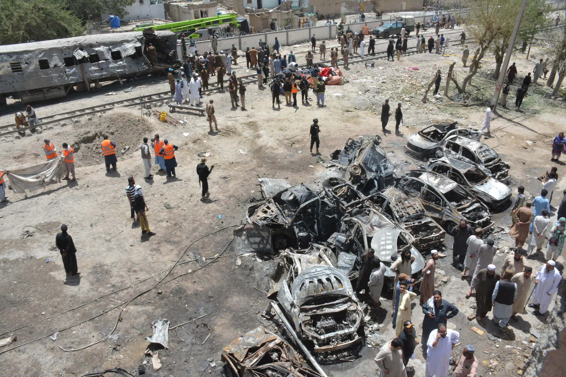 (FOTO) U samoubilačkom bombaškom napadu na voz u Pakistanu poginule 23 osobe