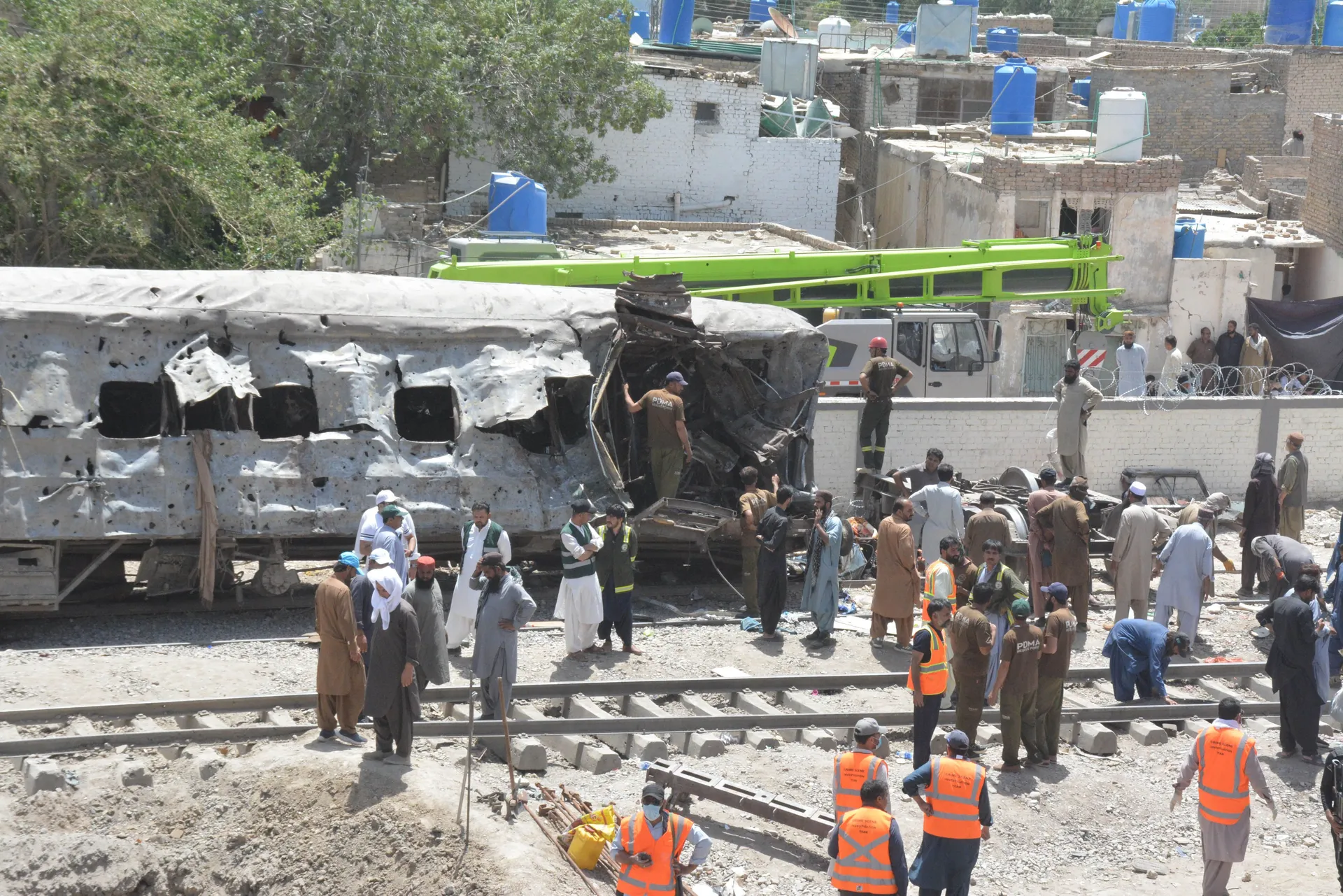QUETTA, PAKISTAN - 24. MAJ: Najmanje 23 osobe su poginule, a još 70 je povrijeđeno u samoubilačkom bombaškom napadu usmjerenom na voz na jugozapadu Pakistana u nedjelju, rekli su policijski izvori za Anadolu.Prema izvorima, osumnjičeni bombaš samoubica, z
