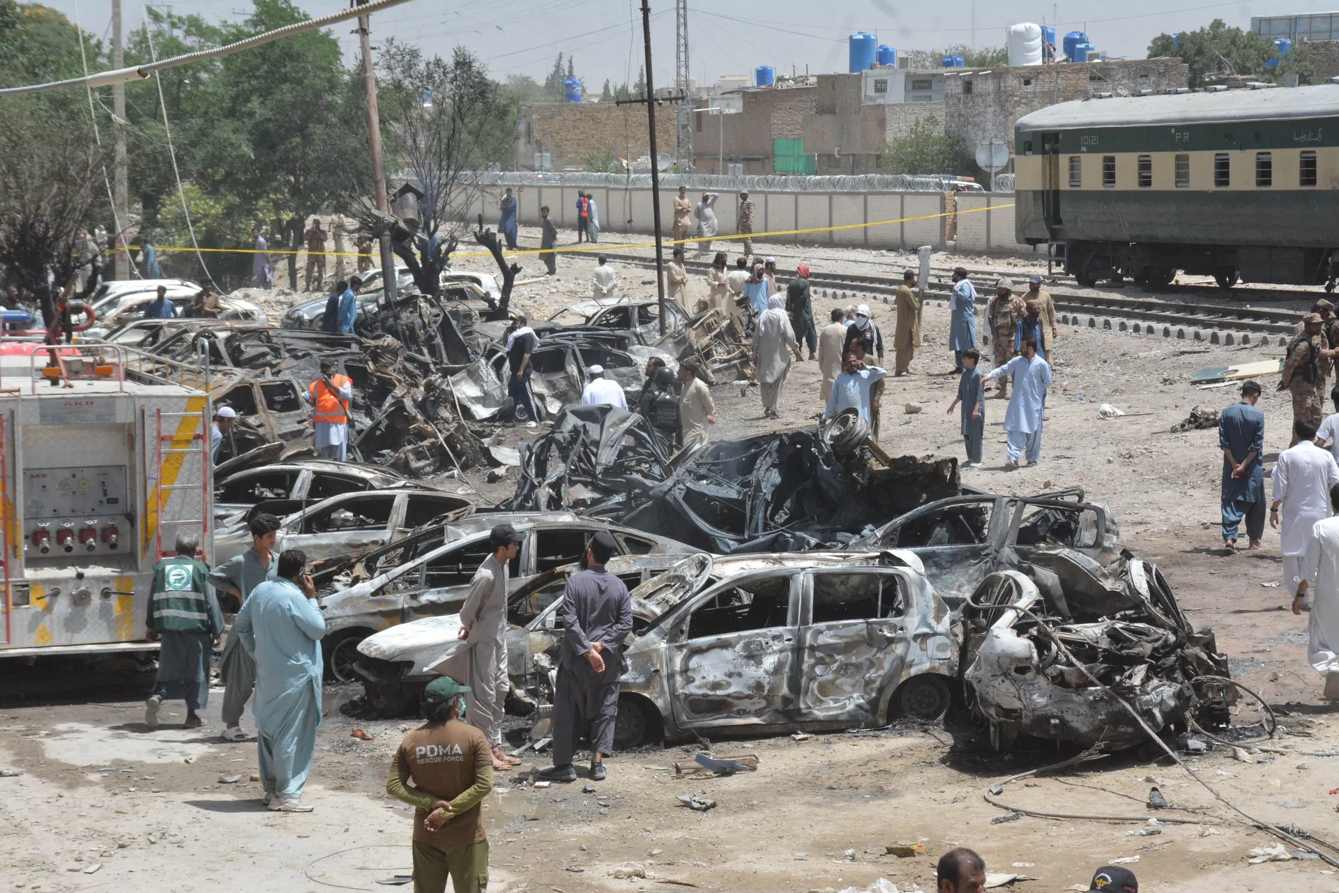 QUETTA, PAKISTAN - 24. MAJ: Najmanje 23 osobe su poginule, a još 70 je povrijeđeno u samoubilačkom bombaškom napadu usmjerenom na voz na jugozapadu Pakistana u nedjelju, rekli su policijski izvori za Anadolu.Prema izvorima, osumnjičeni bombaš samoubica, z