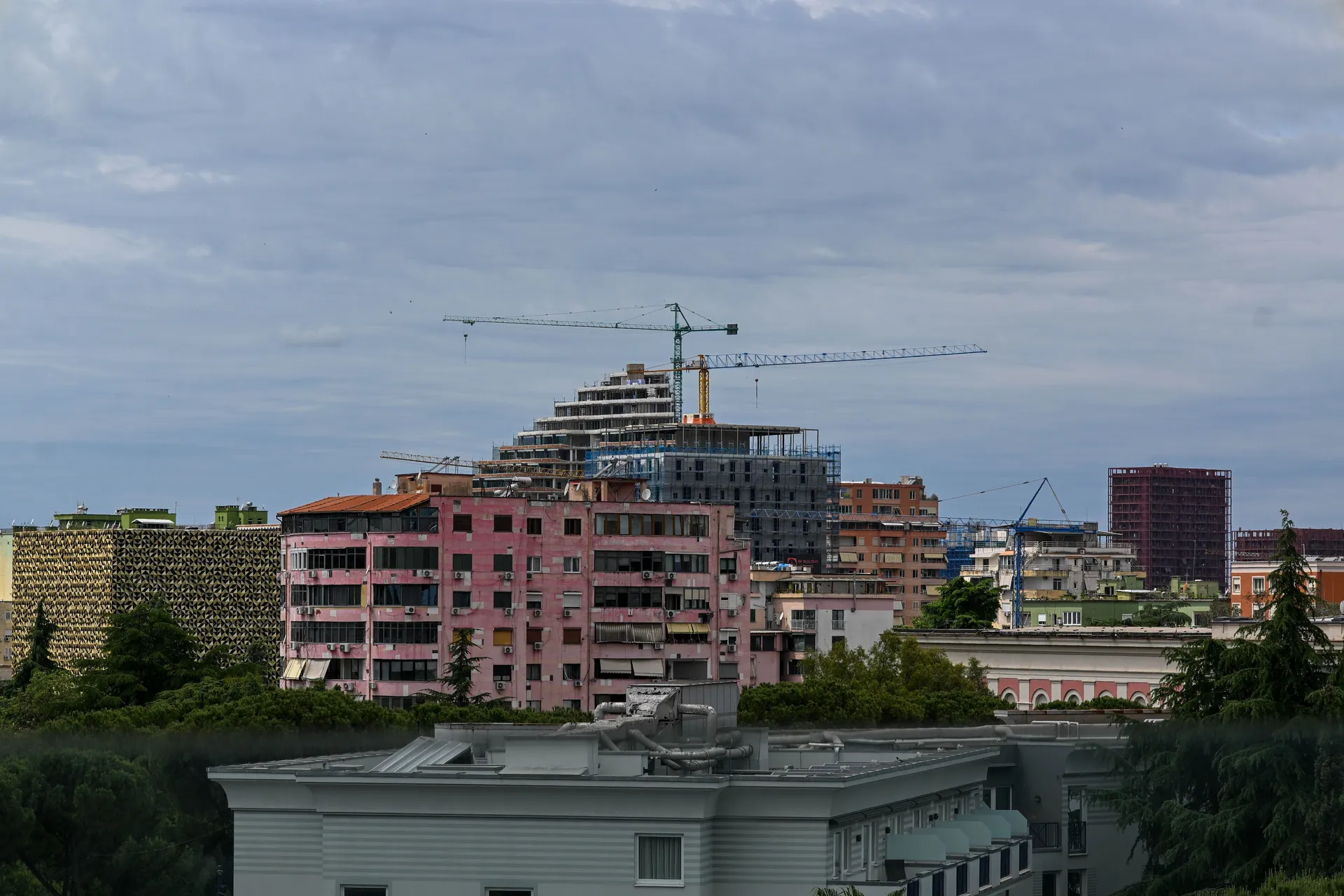 Moderna i brutalistička zdanja se isprepliću u Tirani