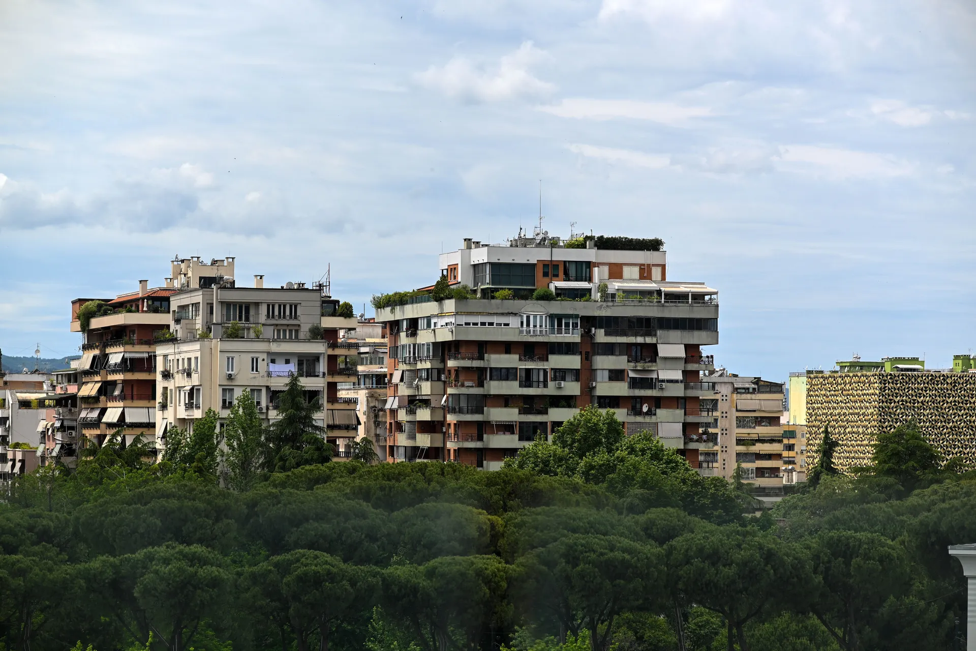 Moderna i brutalistička zdanja se isprepliću u Tirani