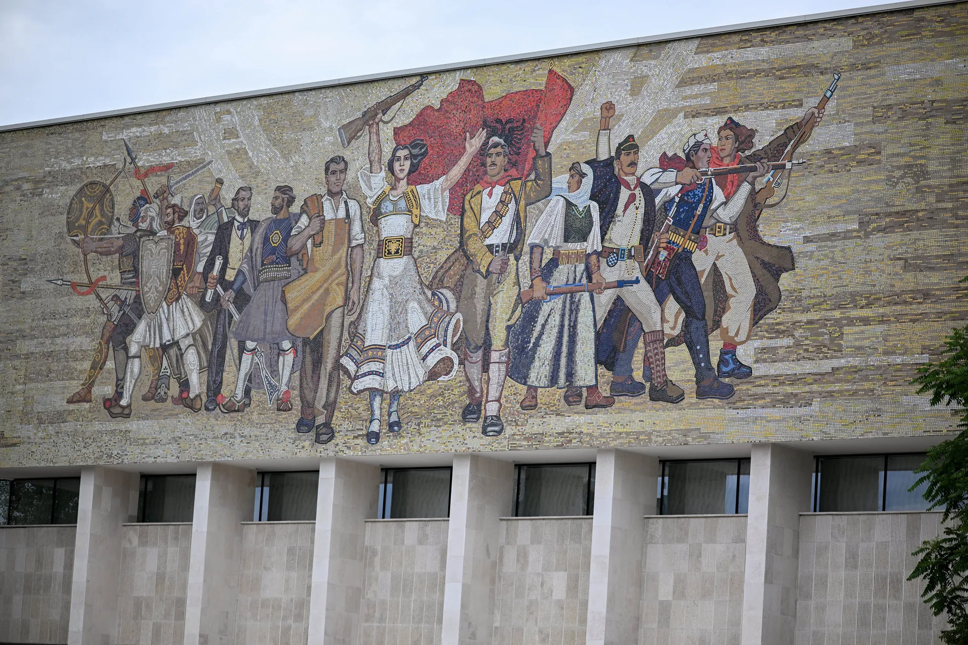 Grad je relativno mlad i nema previše historijskih znamenitosti