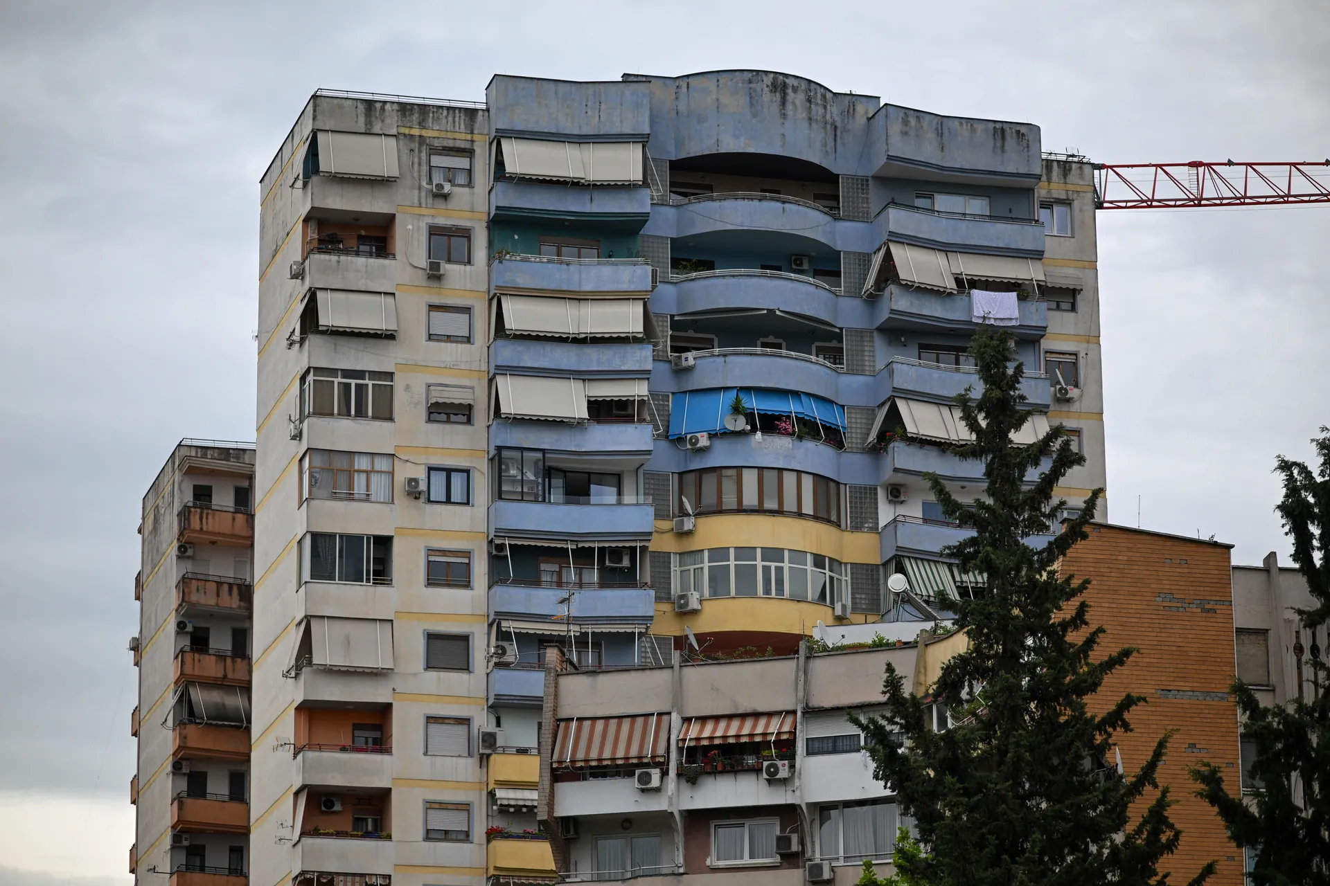 Moderna i brutalistička zdanja se isprepliću u Tirani