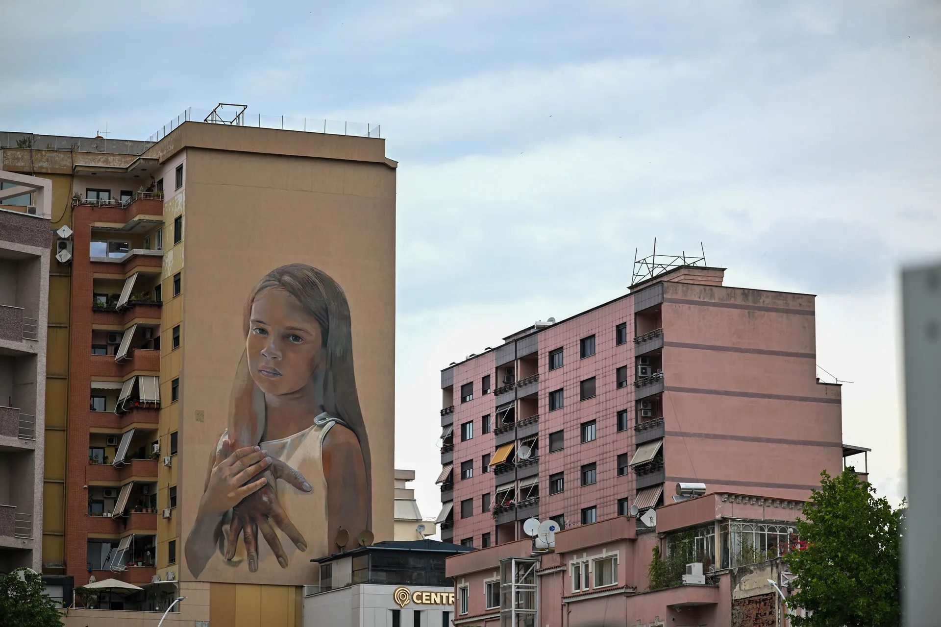 Moderna i brutalistička zdanja se isprepliću u Tirani