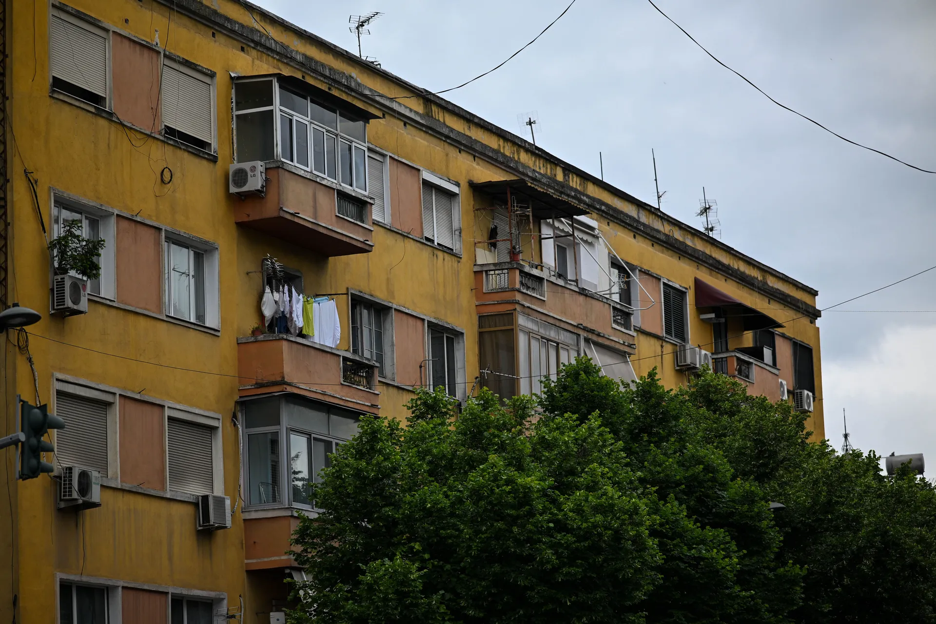 Moderna i brutalistička zdanja se isprepliću u Tirani