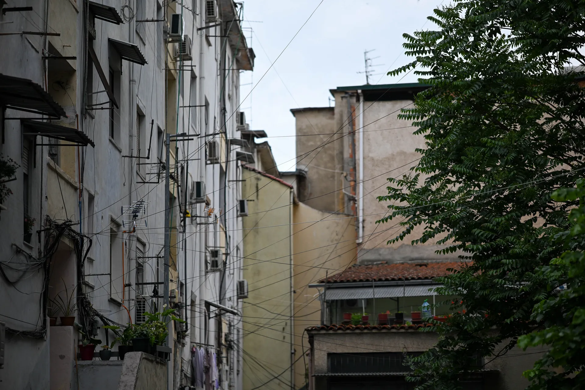 Čim se malo izađe iz centra upadljivi su isprepleteni kablovi i pumpe za vodu - historijski problemi