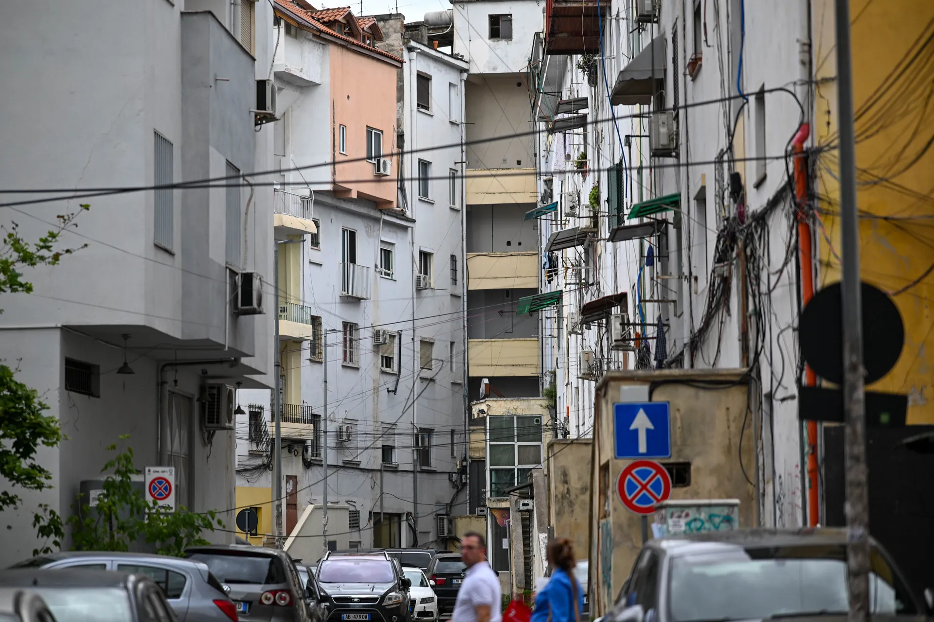 Čim se malo izađe iz centra upadljivi su isprepleteni kablovi i pumpe za vodu - historijski problemi
