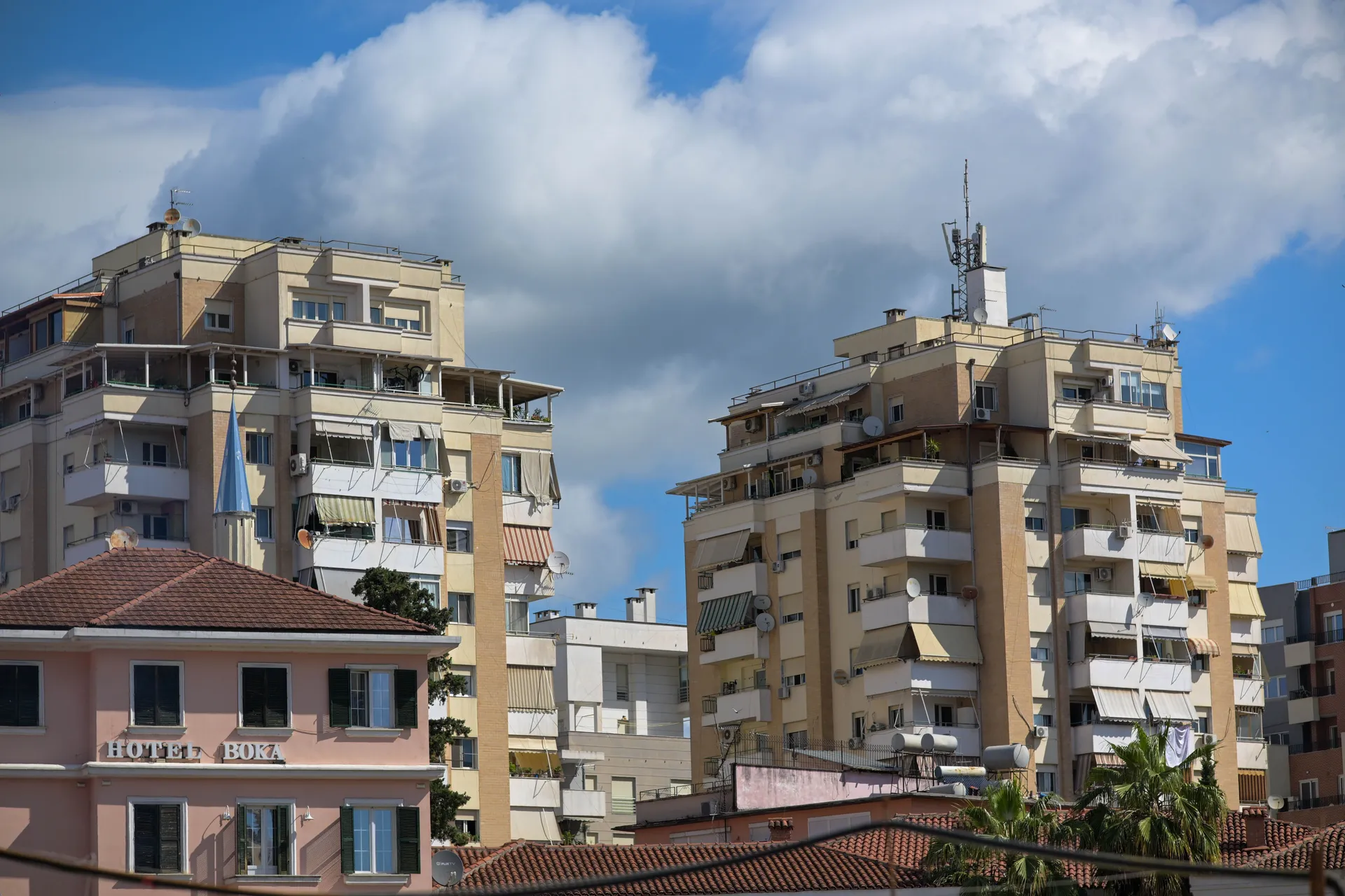 Moderna i brutalistička zdanja se isprepliću u Tirani