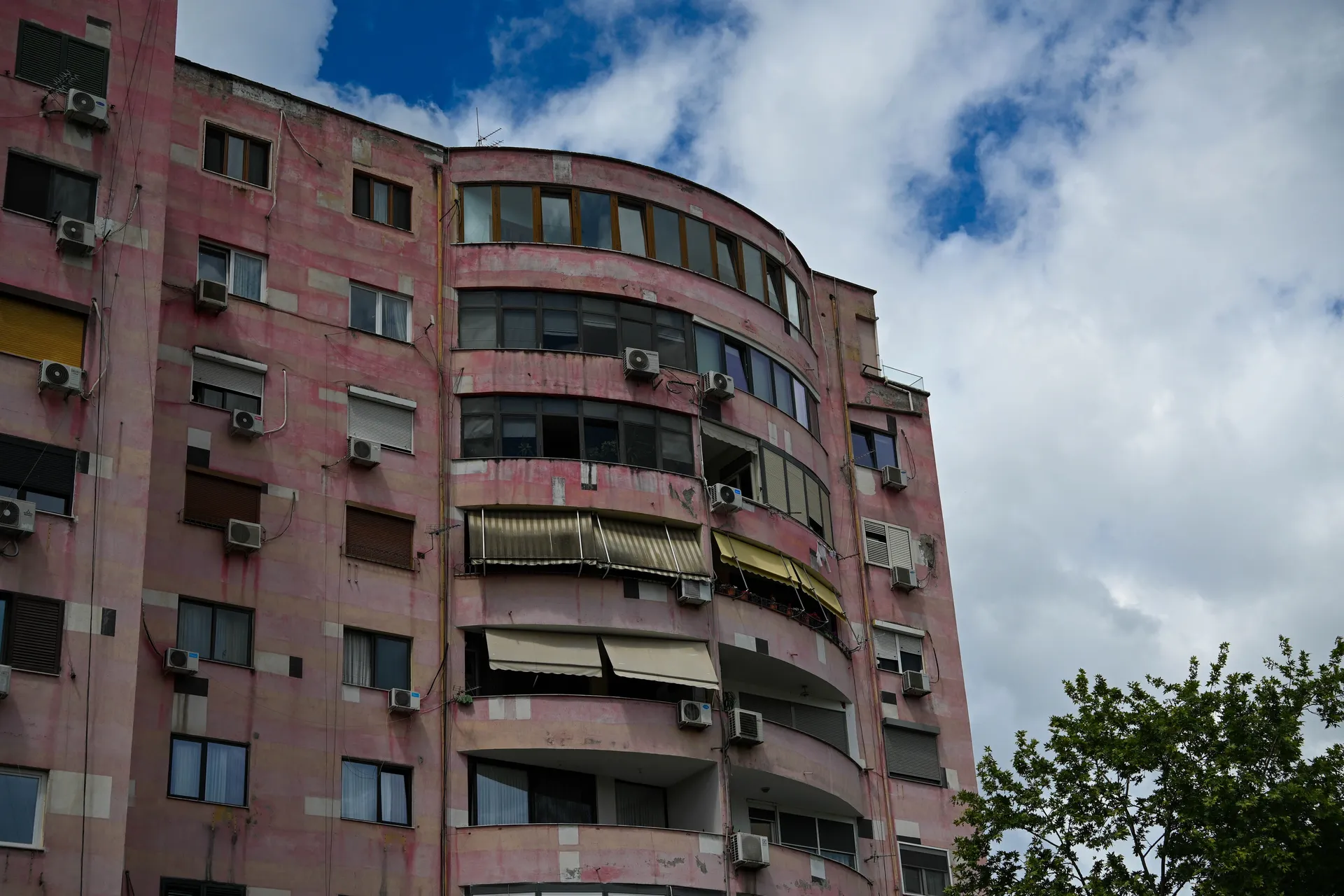 Moderna i brutalistička zdanja se isprepliću u Tirani